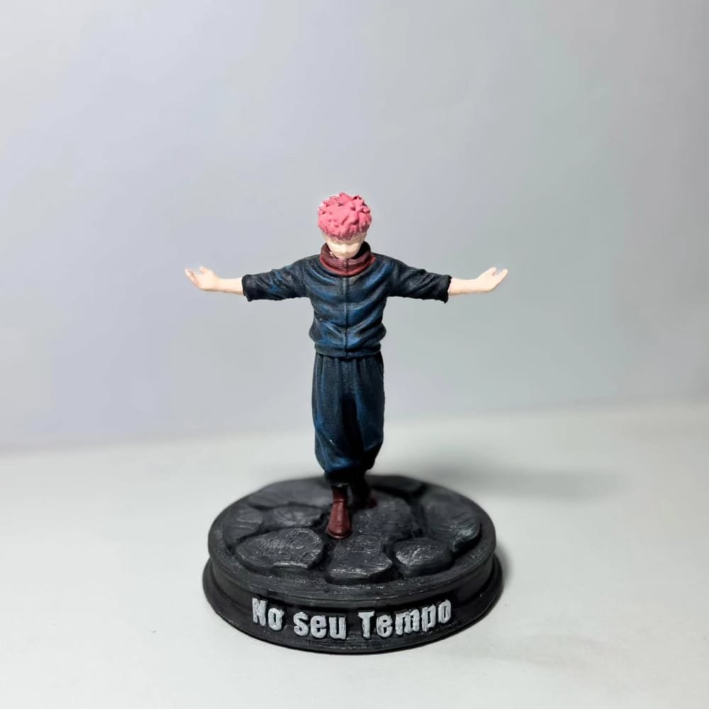 A mesma figura do Yuji Itadori vista de frente, mostrando o degradê do cabelo